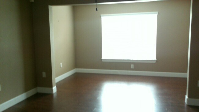 Building Photo - 2 Bdrm Condo blocks from Universal Studios