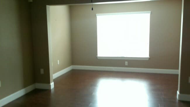 Building Photo - 5475 Vineland Rd