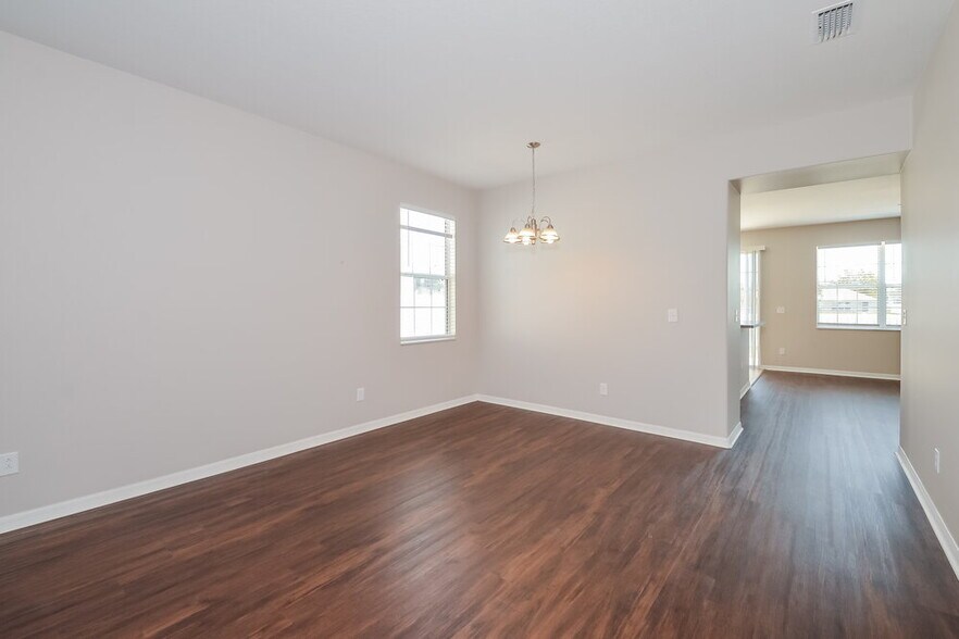 Building Photo - 425 Chimney Rock Dr