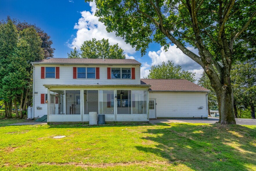 Building Photo - 3250 Vista Dr