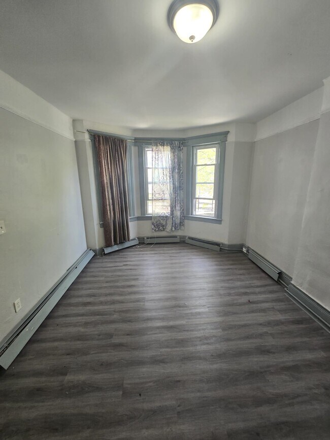Building Photo - 147 Bostwick Ave
