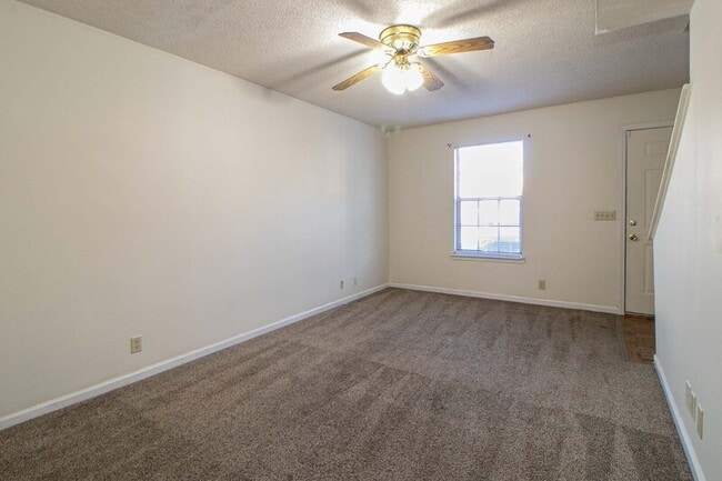 Building Photo - 108-3 Hickory Trace