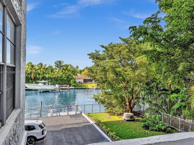 Building Photo - 10000 W Bay Harbor Dr