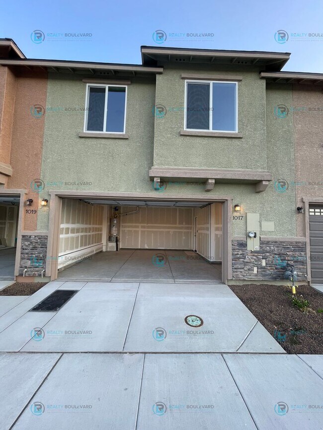 Building Photo - 3-Bedroom 2.5 Bathroom 2 car garage Condo in Carson City