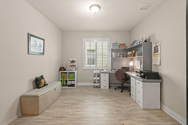 Building Photo - 1277 NW Leonardo Cir
