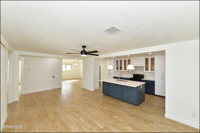 Building Photo - 3217 Wedgewood Dr