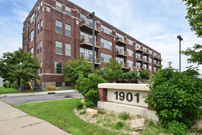 Building Photo - Amazing 2-Bedroom 2-Bathroom Condo with vi...