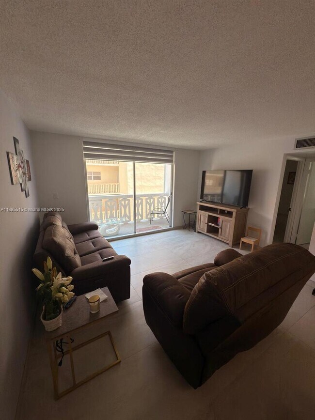 Building Photo - 3113 S Ocean Dr