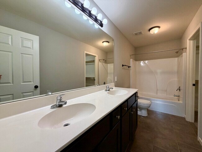 Building Photo - 1204 Louisville Dr