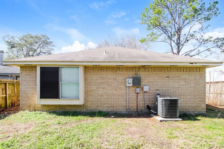 Building Photo - 15503 Boulder Oaks Dr