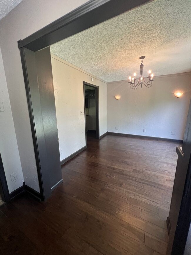 Building Photo - 4 bedroom/2 bath house