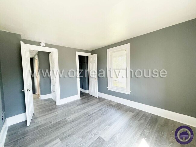 Building Photo - 1402 Prouty Ave