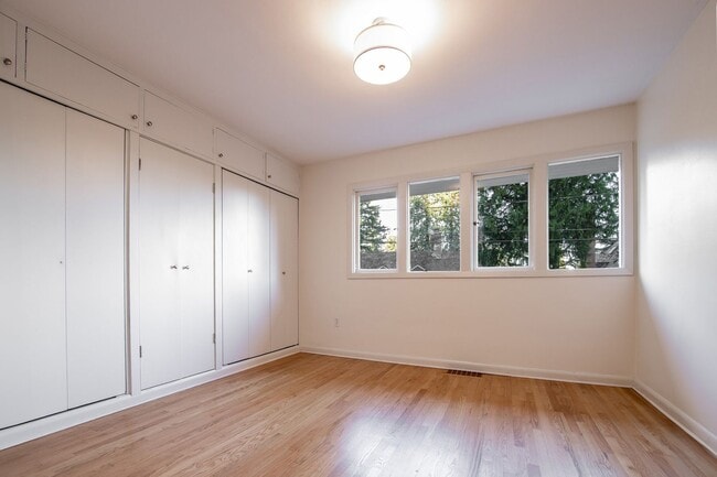 Building Photo - Portland Heights Home w/High-End Finishes! Double Range Viking Stove, Granite, Wood Floors, Sun R...