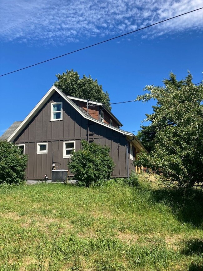 Building Photo - Charming 3 Bedroom 2 Bath home in White Sa...