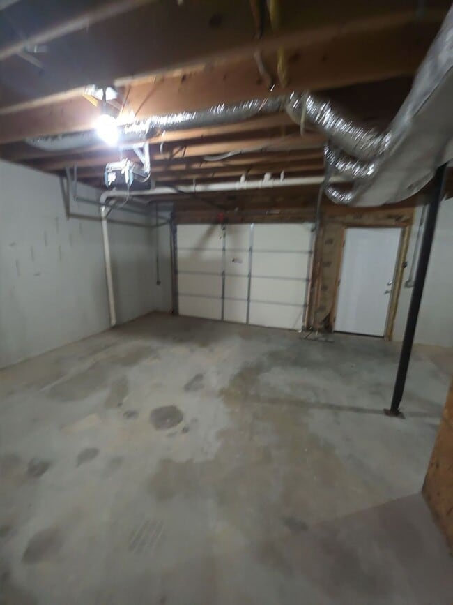 Building Photo - Bright 3 Bedroom Home with Basement, Backyard, and Garage