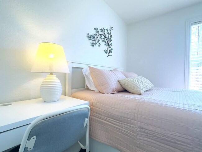 Building Photo - 1042 Calabria Ave