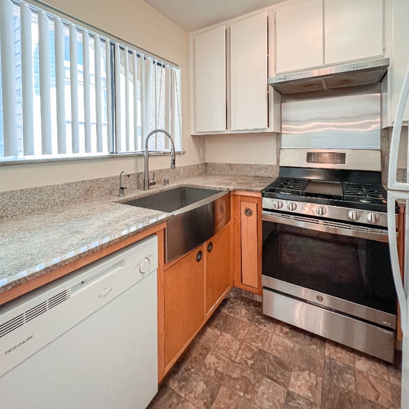 Building Photo - 657 W California Ave