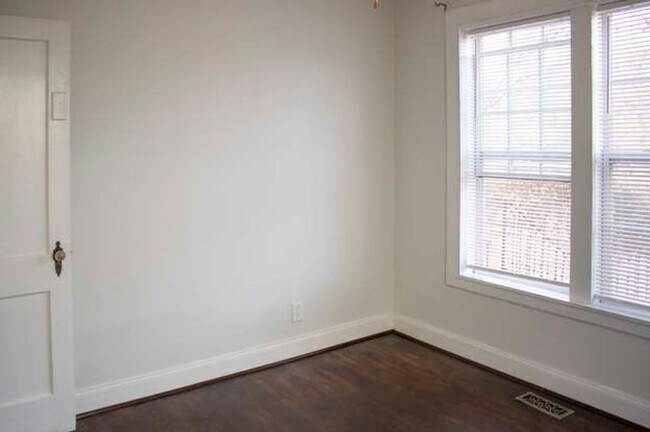 Building Photo - 2 BR/2BA | Newly Renovated Single Family Home | Additional Storage| In North Knoxville!