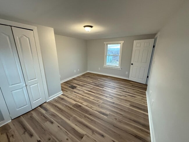 Building Photo - 127 4th St