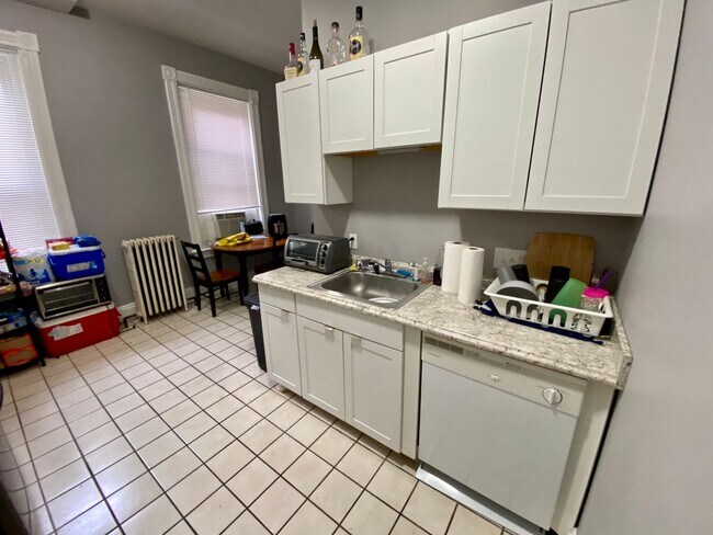 Building Photo - 7 bedroom/ 3bath Mins. from UC + Med Campu...