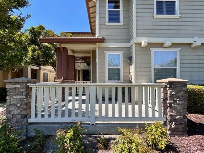 Building Photo - Beautiful 3BD/3BA, Two-Story Corner Unit C...