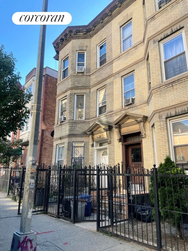 Building Photo - 2297 Loring Pl N