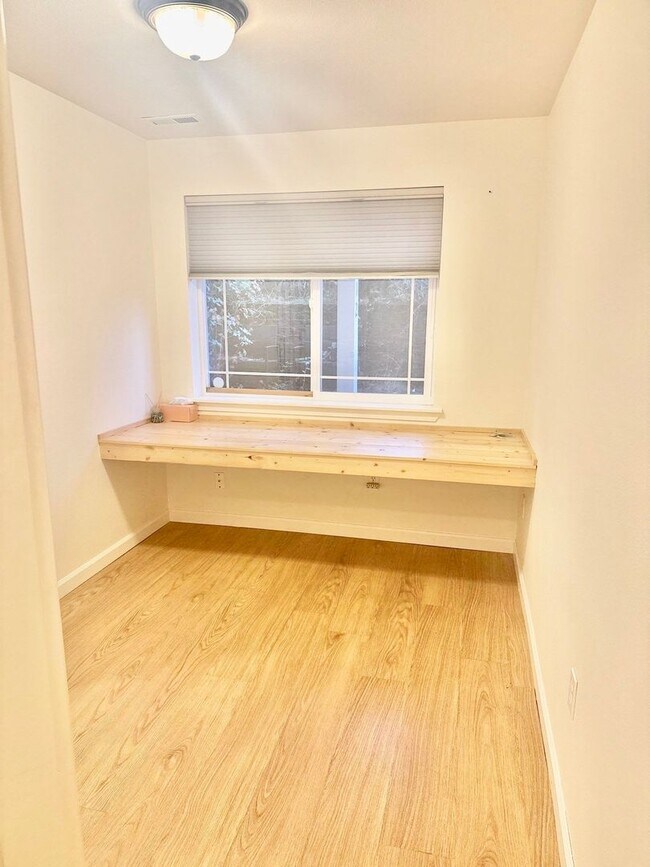 Building Photo - Spacious 2-Bed Townhouse in Seattle’s Greenwood / Phinney Area