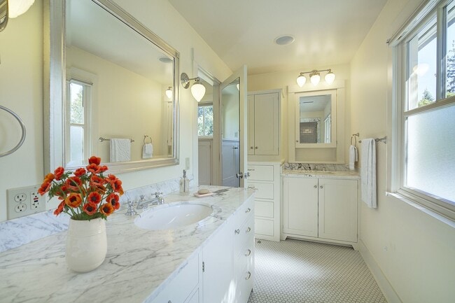 Building Photo - 5Bd/3.5Ba Medina Home