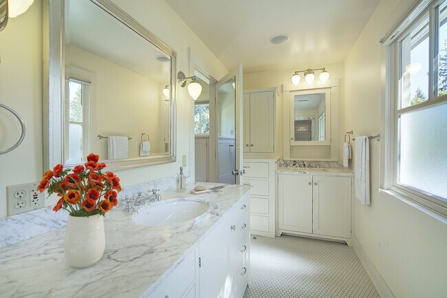 Building Photo - 5Bd/3.5Ba Medina House