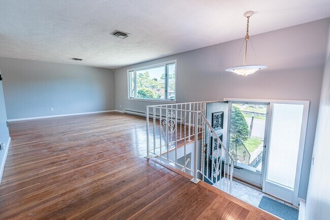 Building Photo - 20 Fieldstone Dr