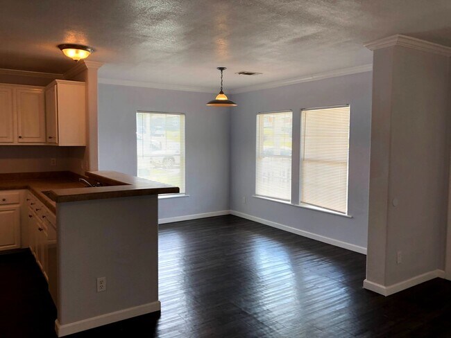 Building Photo - 146 Varsity Cir