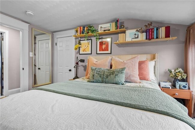 Building Photo - 86 Rochambeau Ave