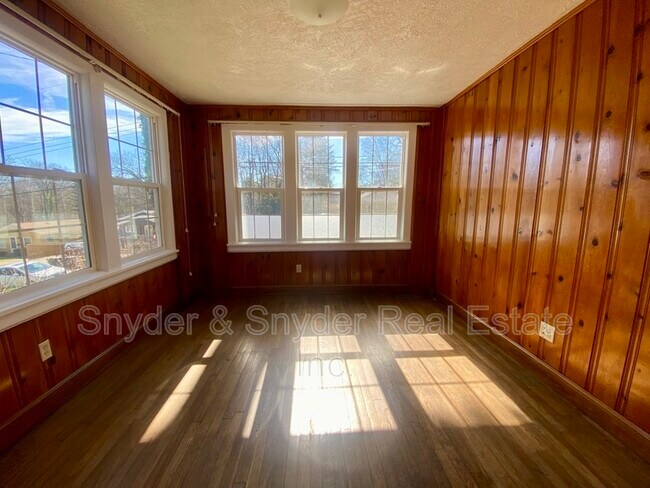 Building Photo - 623 Doris Ave