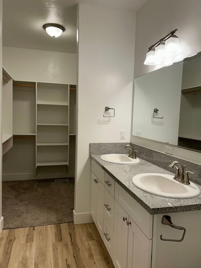 Building Photo - Huckleberry Townhomes