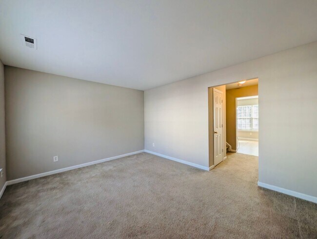 Building Photo - Great Rental Close to NC State