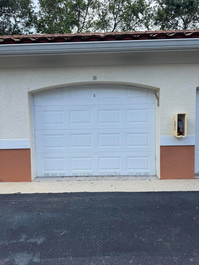 Building Photo - 9833 Baywinds Blvd