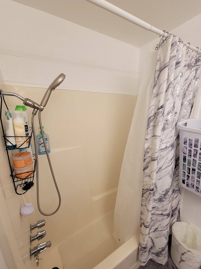 Building Photo - Studio Apartment - Available August 10th