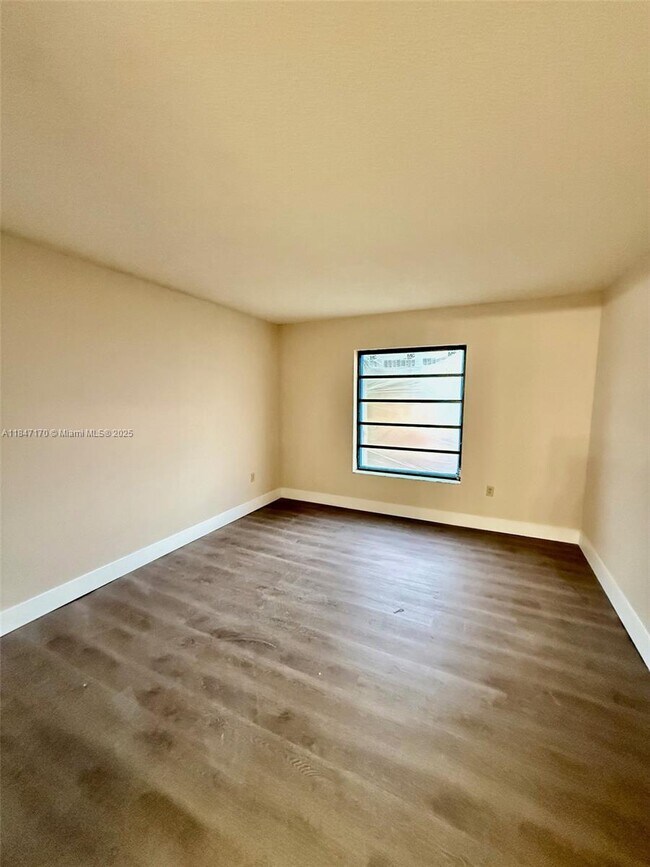 Building Photo - 5900 SW 127th Ave