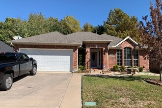 Building Photo - 2921 Meadow Glen Dr