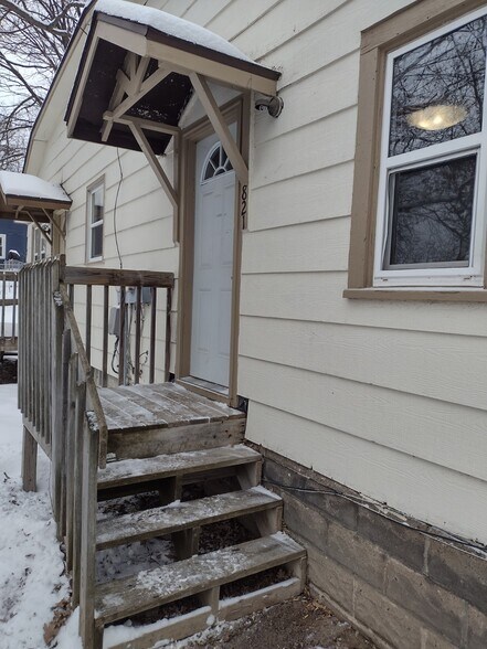 Building Photo - 821 Ravencrest Ave