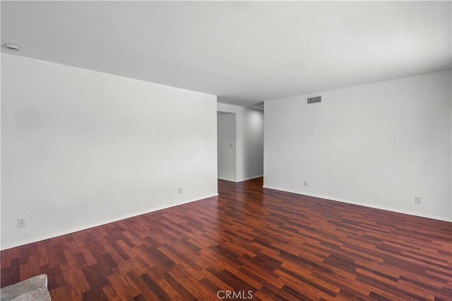 Building Photo - 6061 Dundee Dr