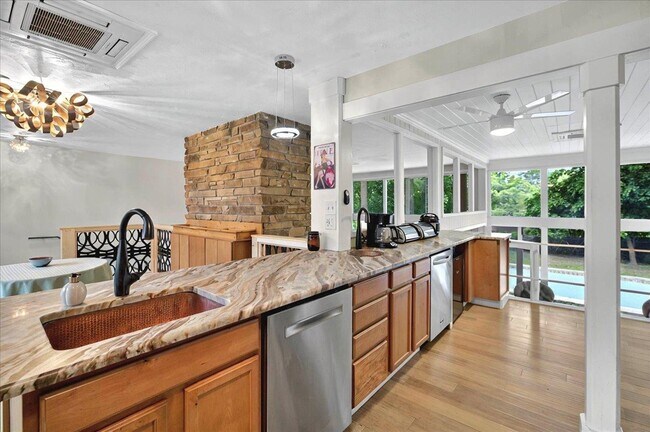 Building Photo - 1205 Gardenia Dr