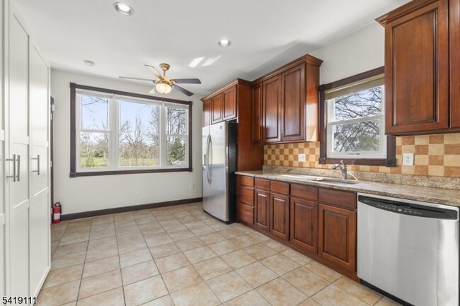 Building Photo - 7 Rosedale Ave