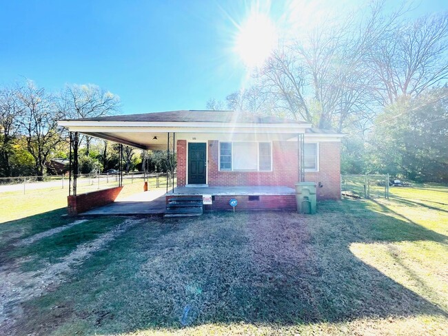 Primary Photo - ** 3 Bed 1 Bath located in Chisholm ** Cal...