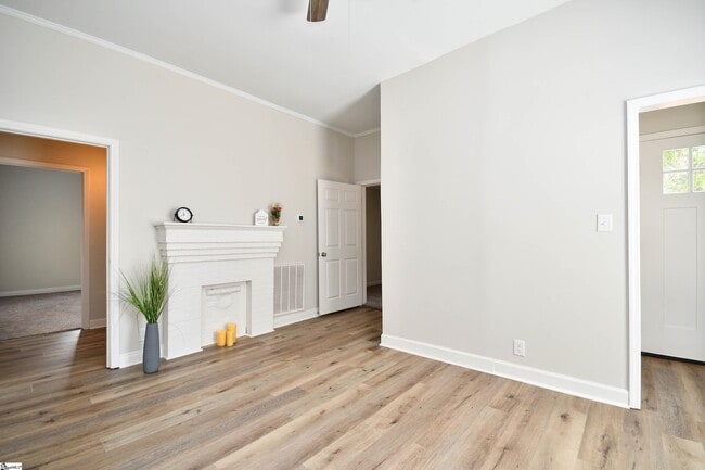 Building Photo - 5 Cardwell St