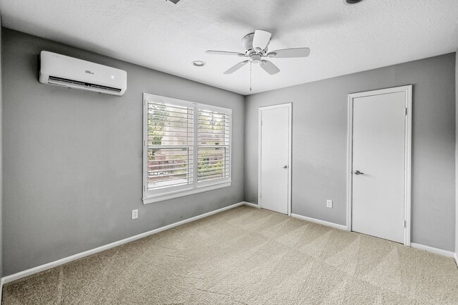 Building Photo - 30 Village Knoll Pl