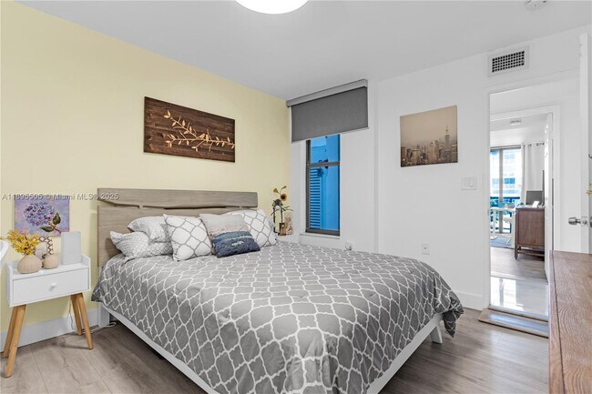 Building Photo - 5845 Collins Ave