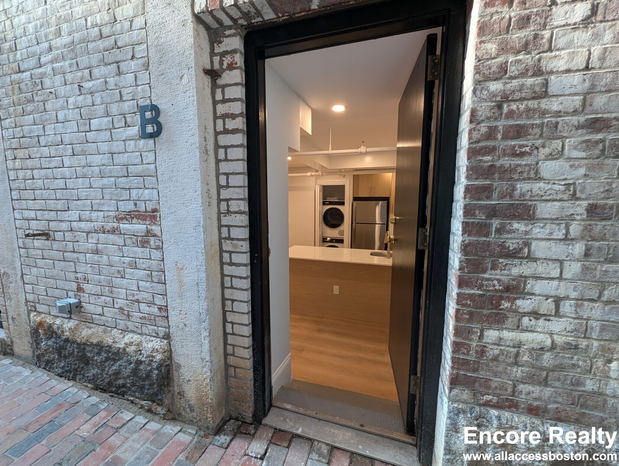 Building Photo - 2 Joy St