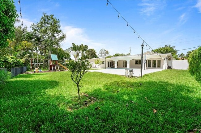 Building Photo - 1120 E Tropical Way