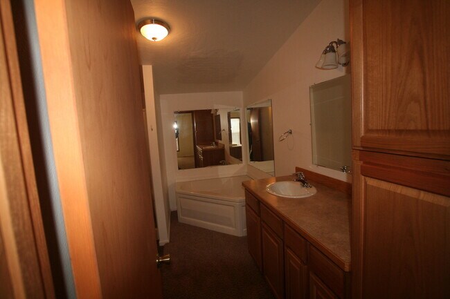 Building Photo - 2709 Crab Tree St